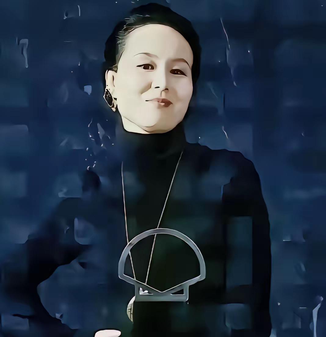 你看她领奖时这副神态，眼神里那股藏不住的得意、嚣张和胜利者的傲慢，真的太刺眼了。