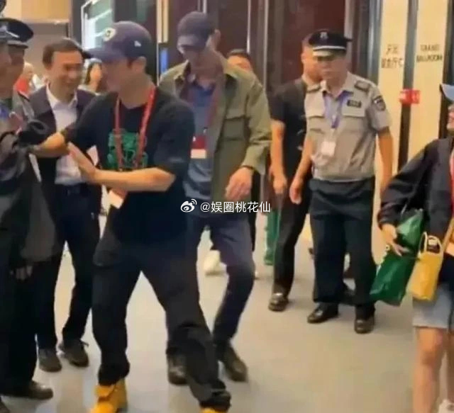 吴京参加活动拒绝保安围着展现真实自我。[打call][打call][打call]