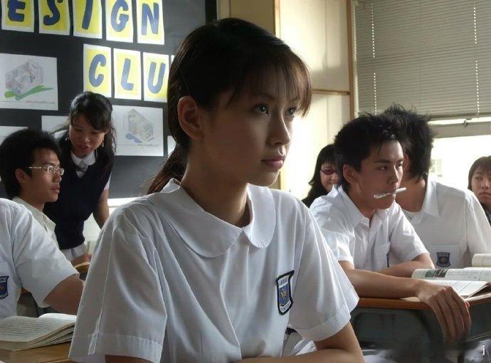 16岁的Angelababy初登银幕，便与惠英红合作短电影《狮子下山》，青涩与戏