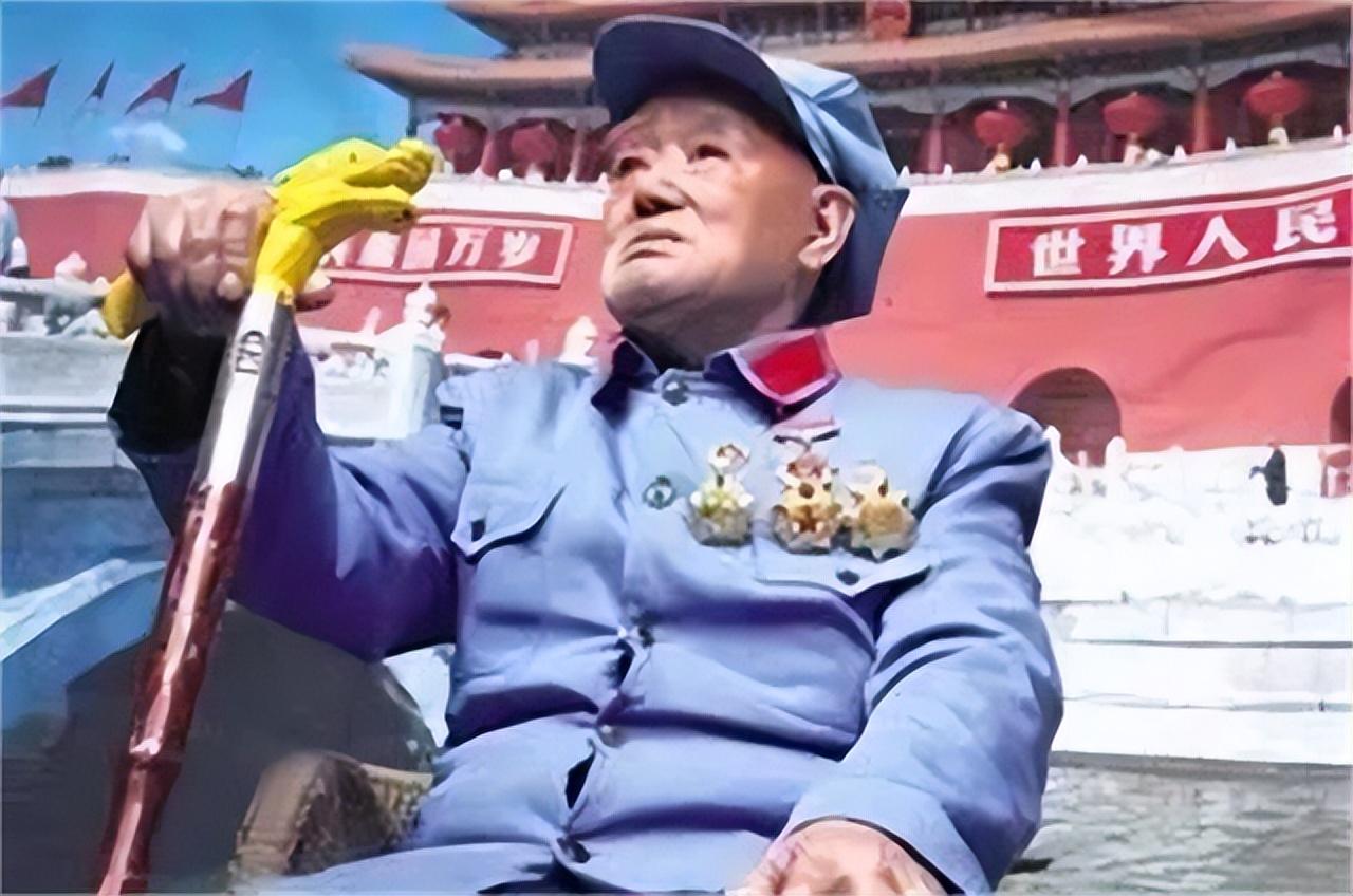 1940年，刘洪才伪装成日军外出侦察，回来路上遇到五名民兵，他看了几人一眼，觉得