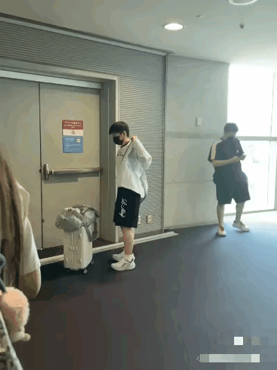 莎头等国乒球员抵达首尔，晚上转机飞赴美国！
好像首尔比北京凉爽一些，所以国乒大部