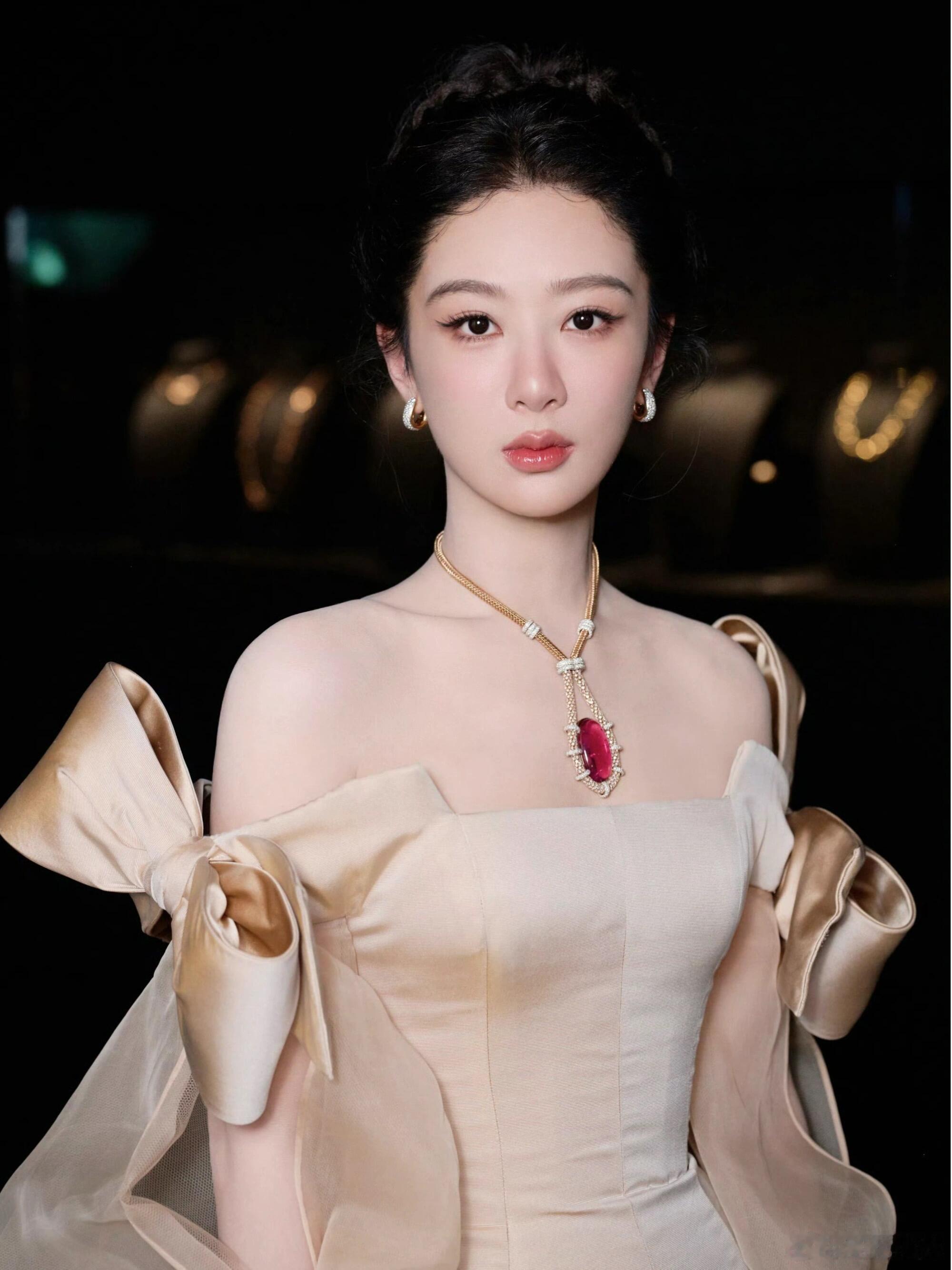 杨紫皮肤 以为开了磨皮杨紫怼脸生图直出，皮肤好到像单独开磨皮~姐的原生状态真的太