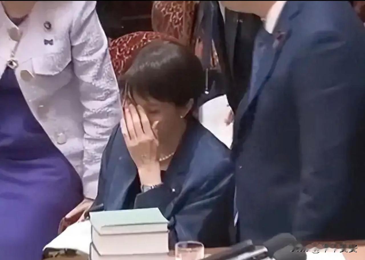 日本首相高市早苗内阁支持率出现明显下滑，从此前75%的峰值，不到两个月回落至57