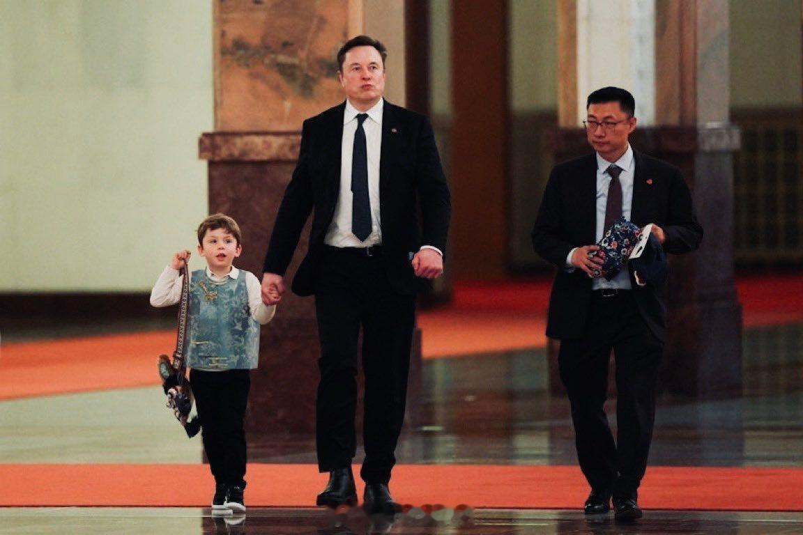 哈哈哈、转发：出生就是天花板，马斯克 这儿子进白宫，闯人民大会堂！身穿锦绣祥云中