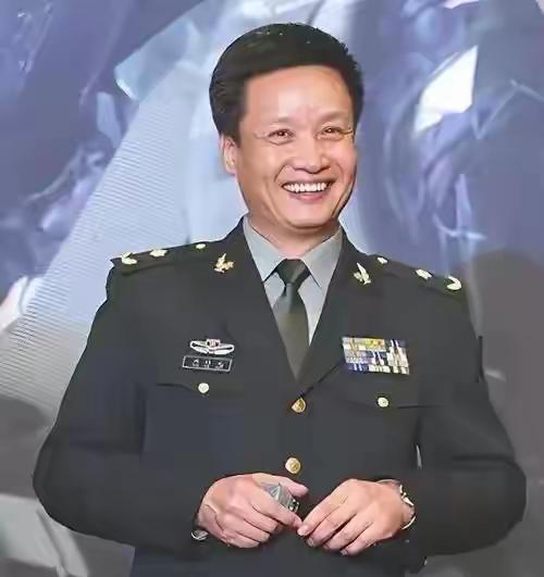 “还是老派人靠得住！”北京，67岁阎维文被《人民日报》头版点名，不是出新歌，而是