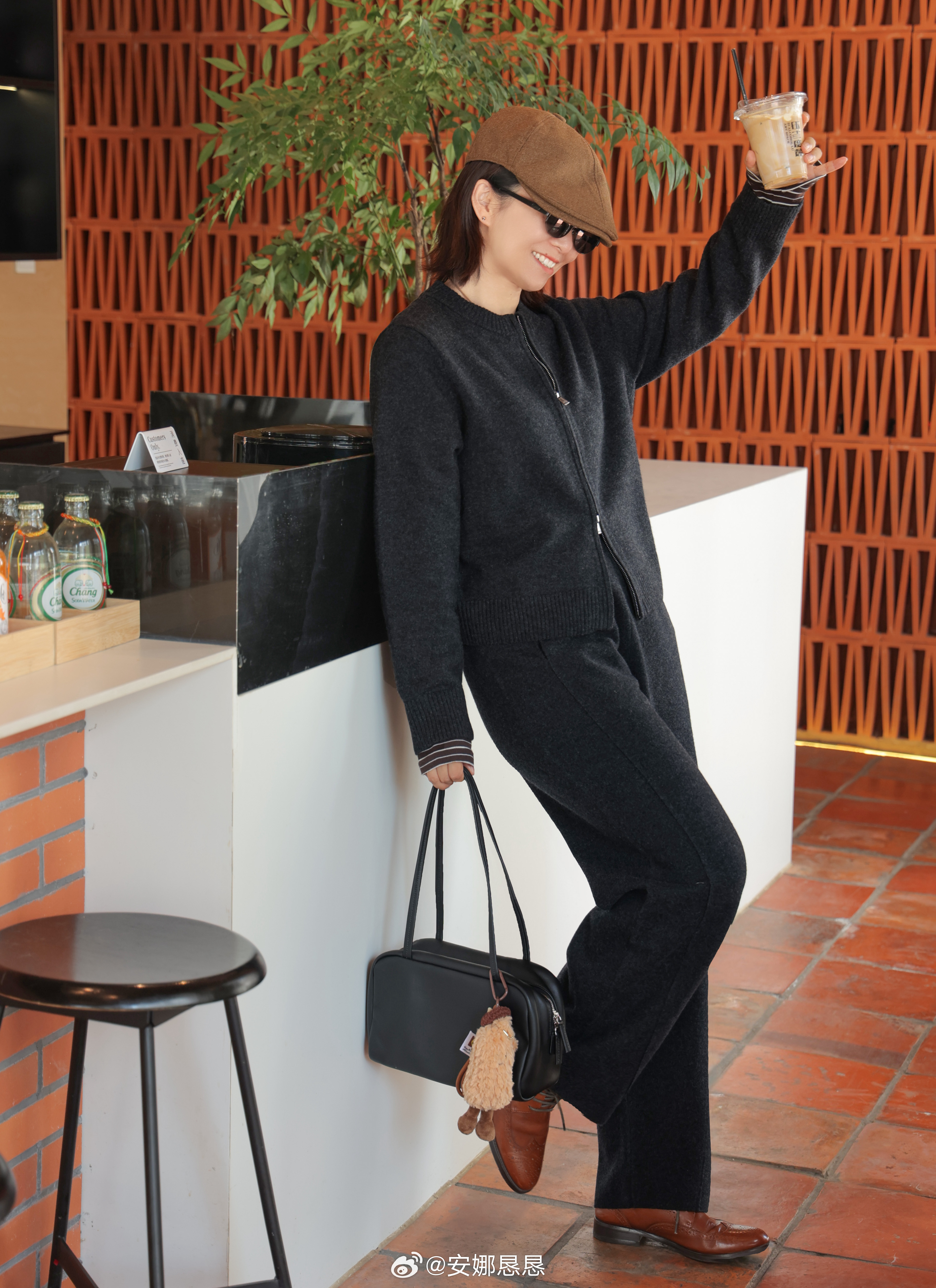 同时，“灰韵”新品上架——开衫+直筒裤，强缩羊毛密实保暖。做一件衣服,温暖你我的