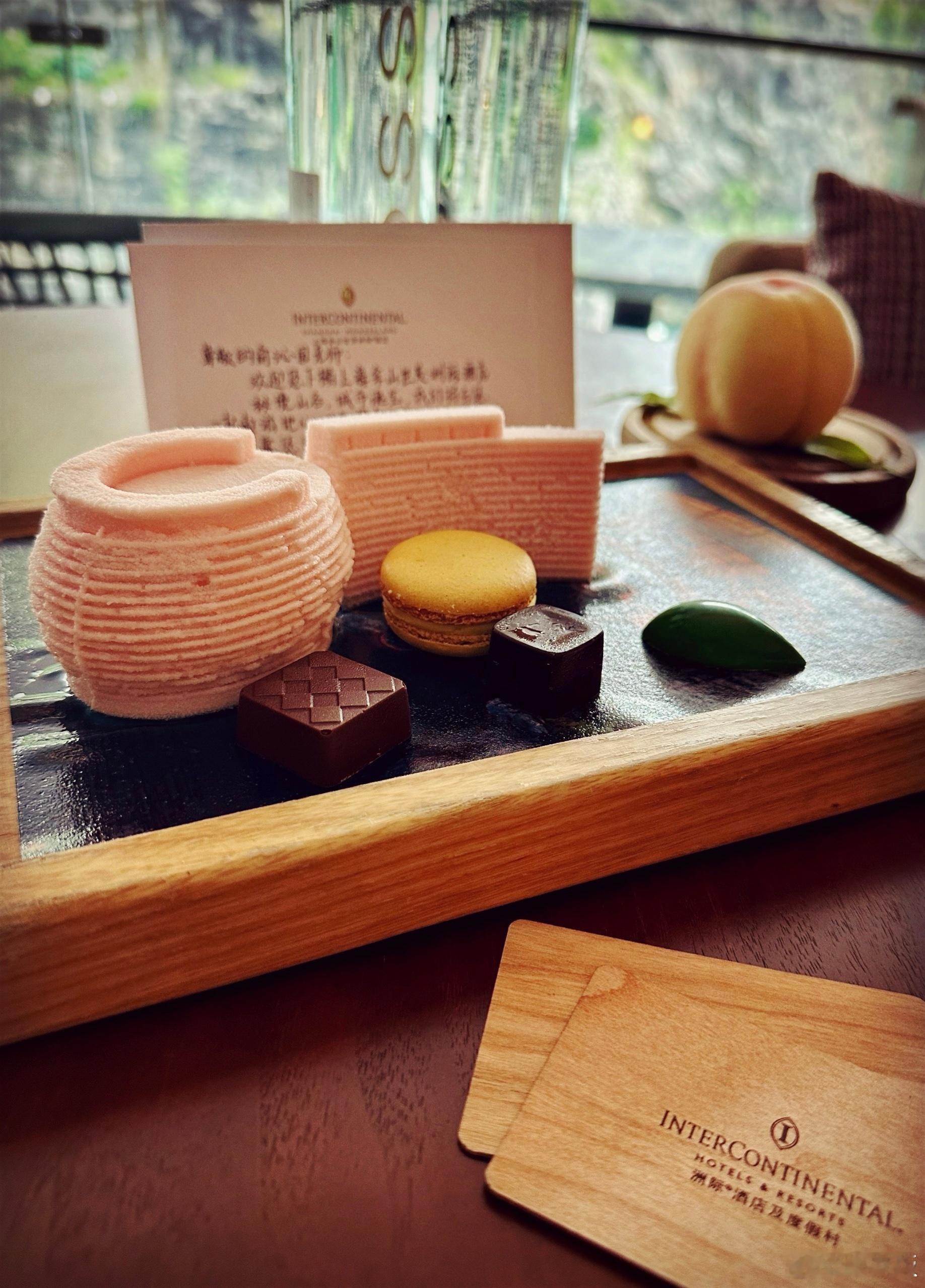 每年要住几次酒店作为城市度假。今年第一站，佘山世贸洲际酒店。晚上要下雨，这里的雨
