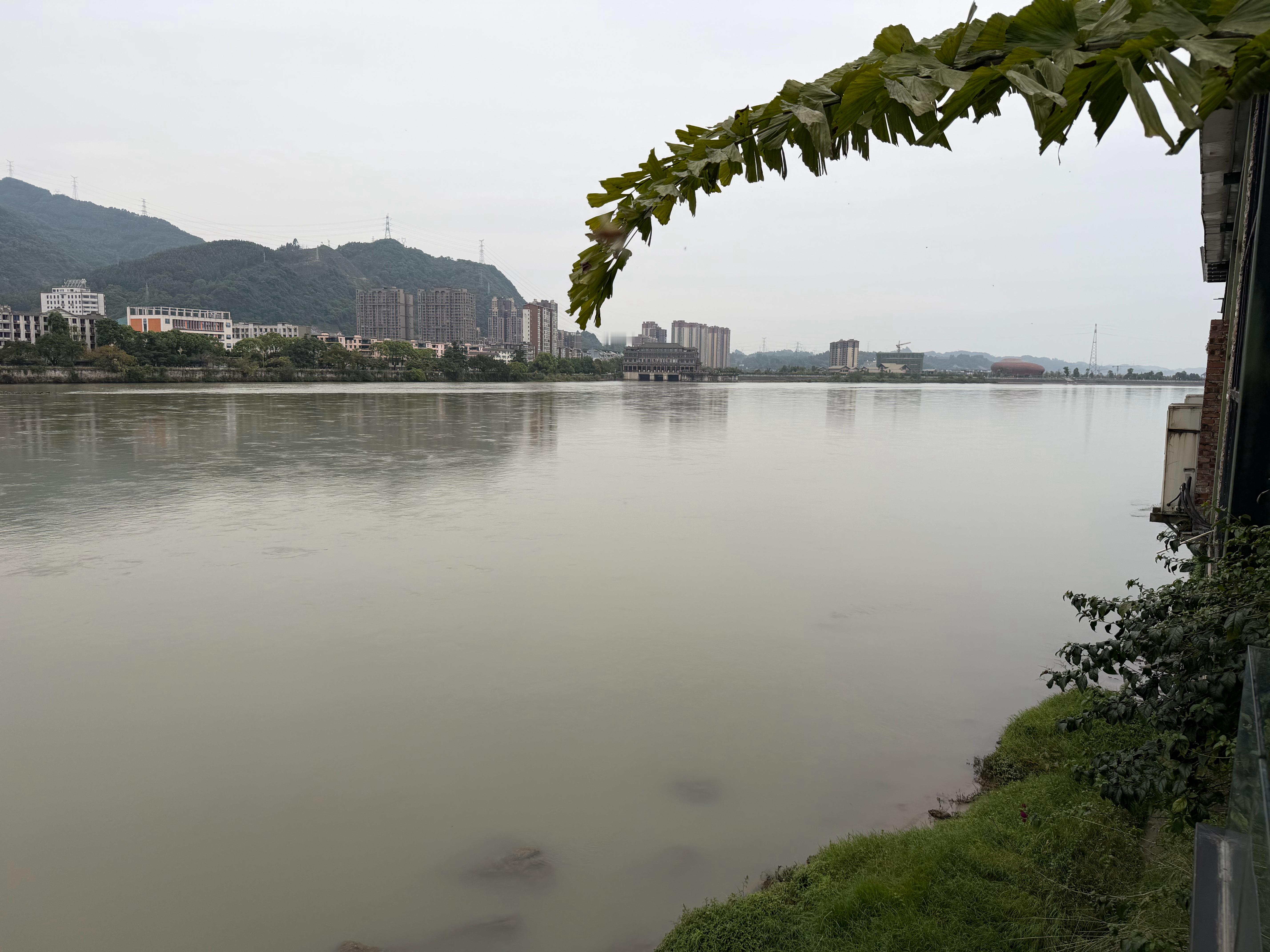 昨天在乐山调研，我在想，如此安逸的一个江边城市，可以发展什么制造业呢？ 