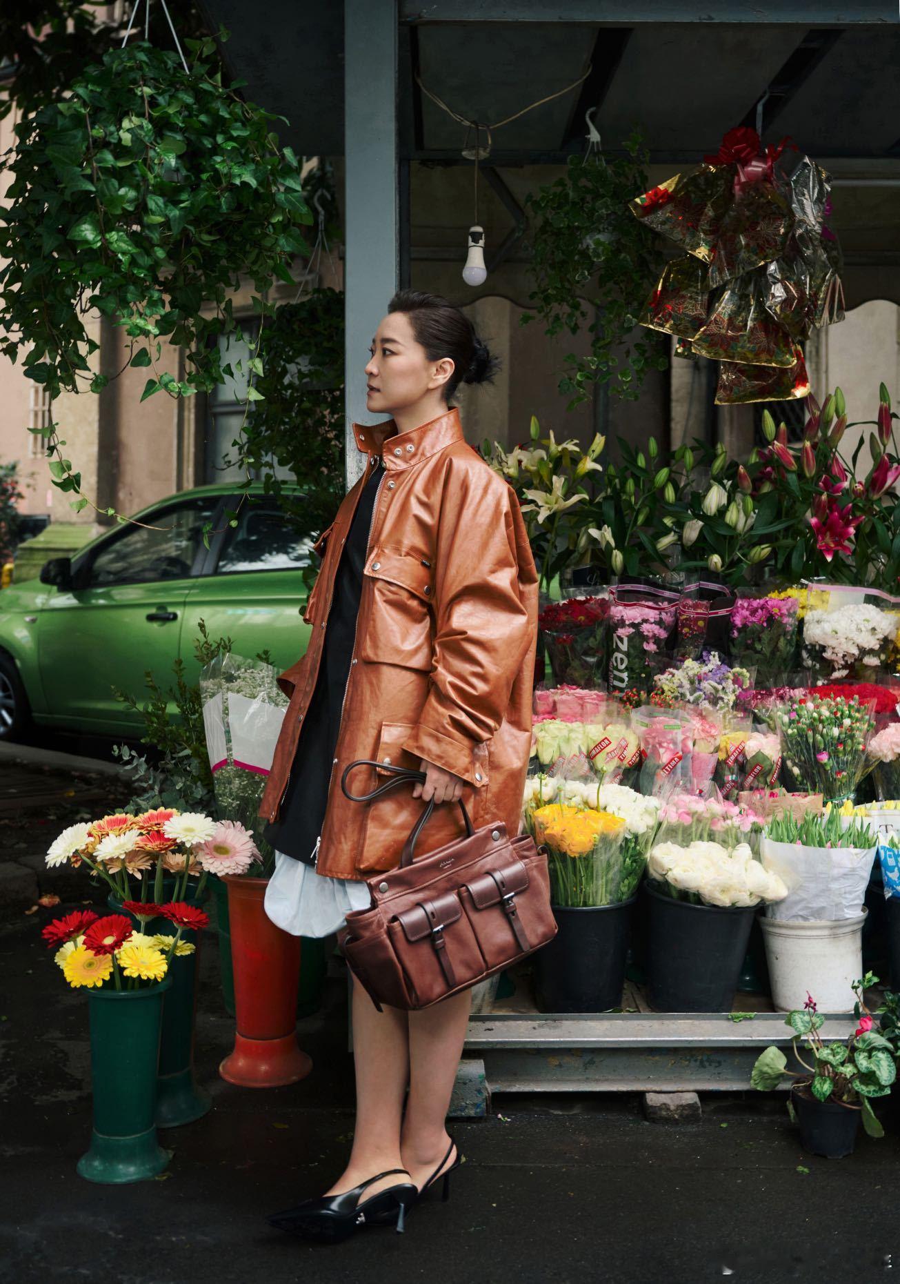 贾玲好A 贾玲米兰看秀出发图一曝光，瞬间成为时尚焦点！她身着简约而不失格调的套装