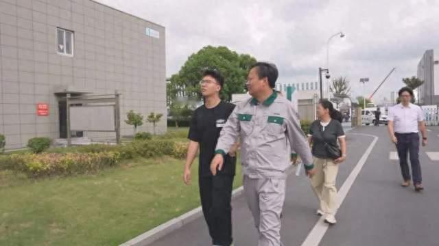 员工突发脑溢血离世，同事资助其遗孀和儿子5年；孩子考上大学，公司承担所有学费