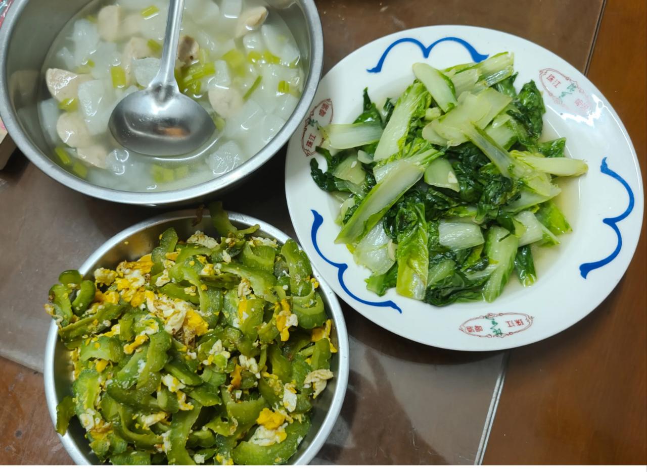 两菜一汤两人尝
荤素搭配很健康
看来饭菜挺顺口
儿子归来扫精光