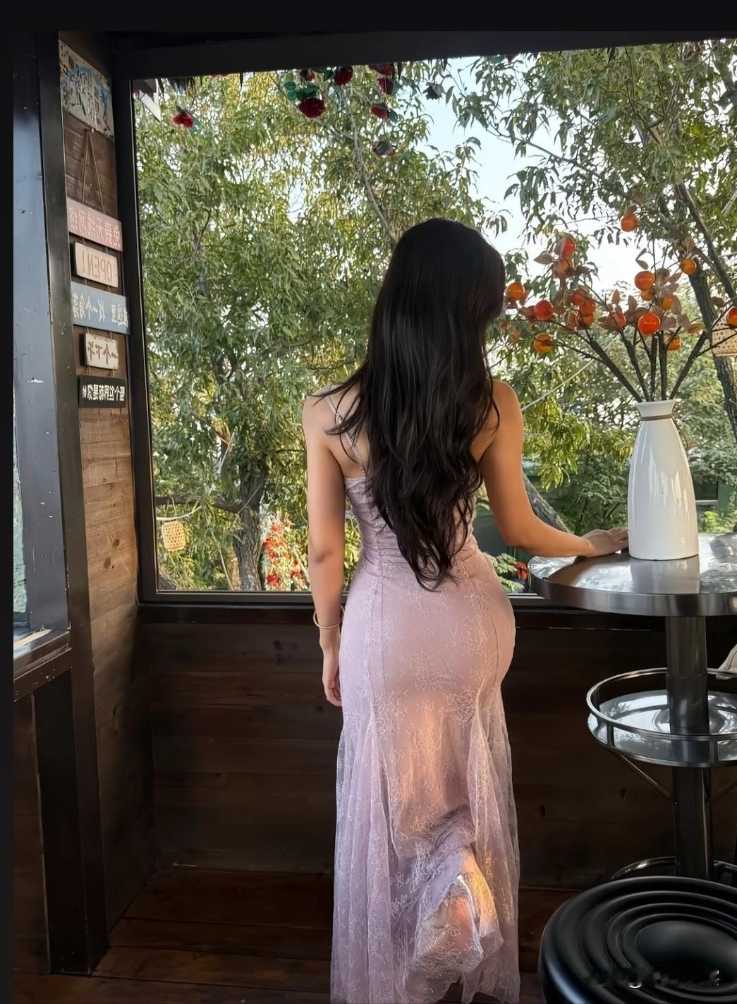 在窗边，看绿意盎然，享受宁静时光。背影杀 好身材性感女神