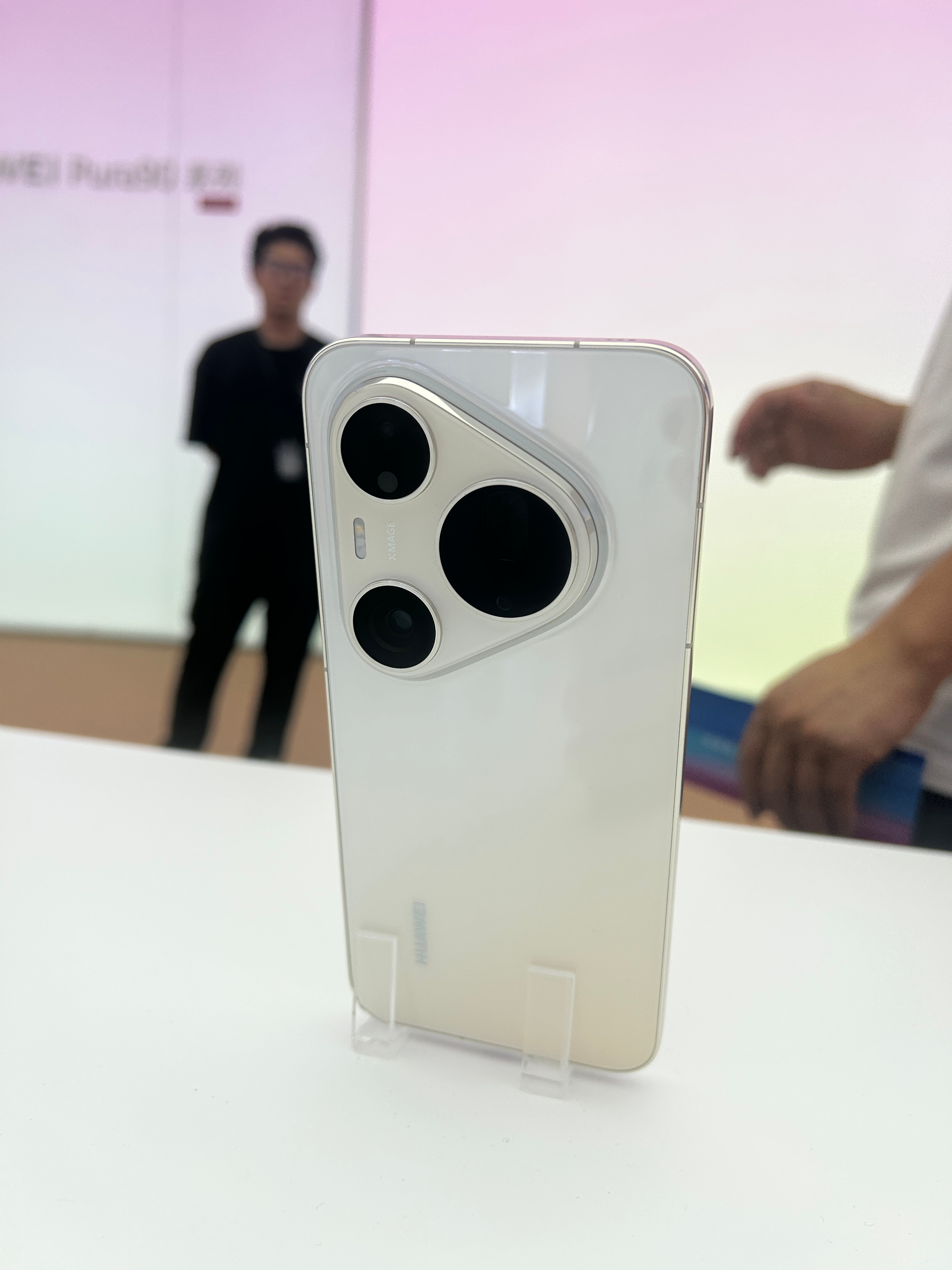 上一次看P系列的渐变还是P30，那个时候用惯苹果了，拿起来轻飘飘的没敢买，转头买