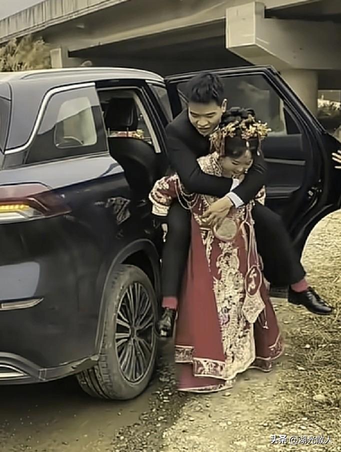 看着远嫁的儿子被新娘的婚车接走，坚强的父亲不由得流下了伤心的泪水。
昨天还是自己