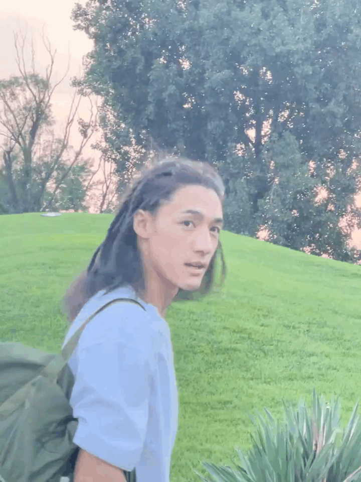 24岁时一头小辫的此沙 