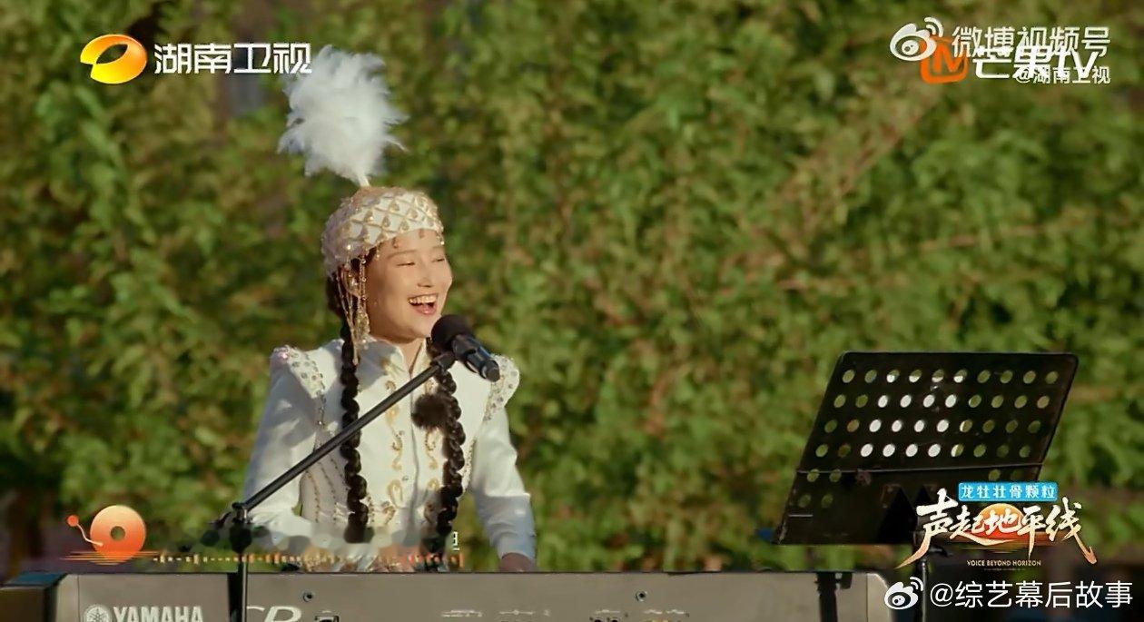 很久没听到如此有灵气的歌声了声起地平线 努尔乔尔蓬歌声响起，像一阵轻柔的风抚摸着