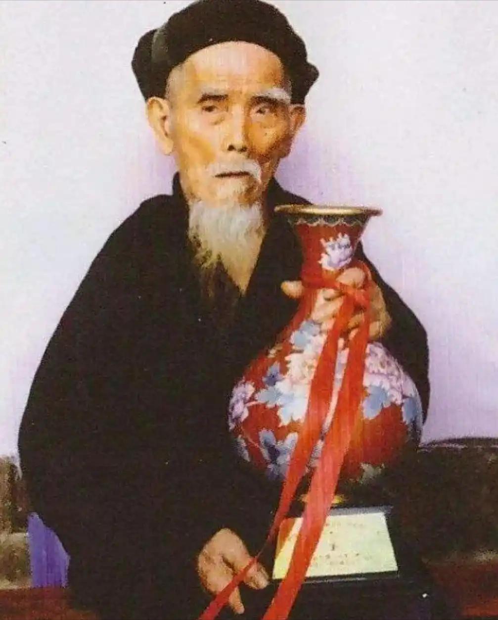 1995年，“中国长寿之王”龚来发去世，终身未娶活到133岁，匪夷所思的是，他有