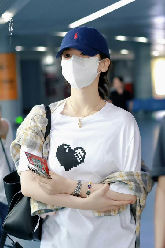 注意力在杨超越头发项链衣服❤️上了