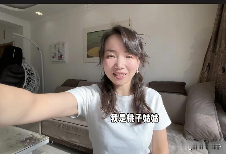 桃子姑姑回东北老家，和丈夫见面，也揭开了她婚姻的真相，网友都劝：不能答应复合 明