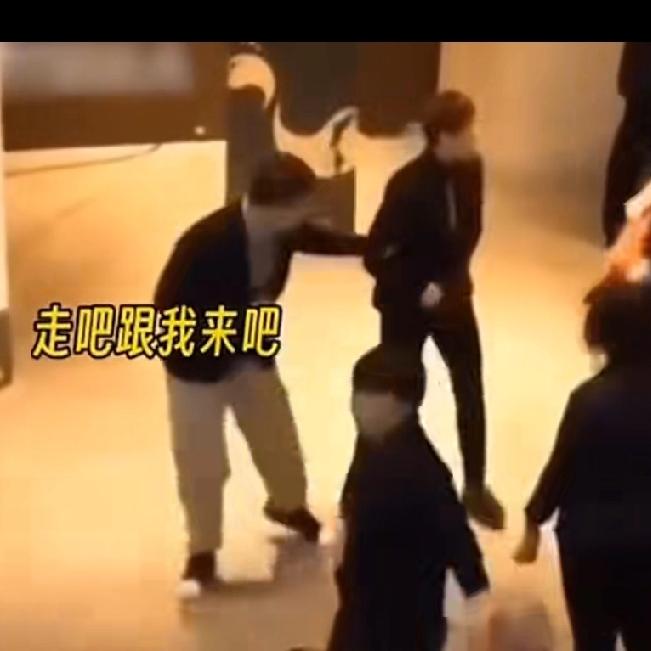 有次曼昱比赛结束，打算早早离开赛场，不料被人找到一把拦住，说：‘’跟我来吧！‘’