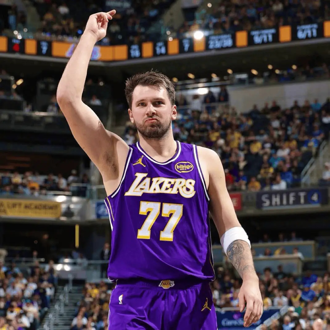 NBA历史上单场砍下30分+10篮板+10助攻最年轻球员榜单：1. 卢卡-东契奇