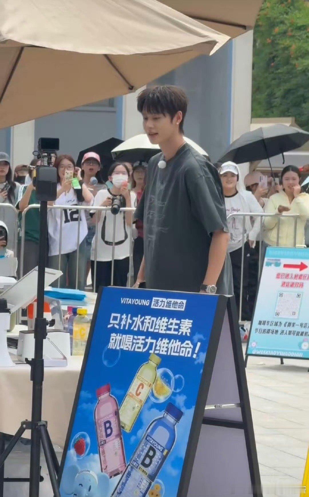 单依纯柯淳抽象到一起了 看到单依纯和柯淳的抽象互动，就知道生活充满惊喜。他们在各