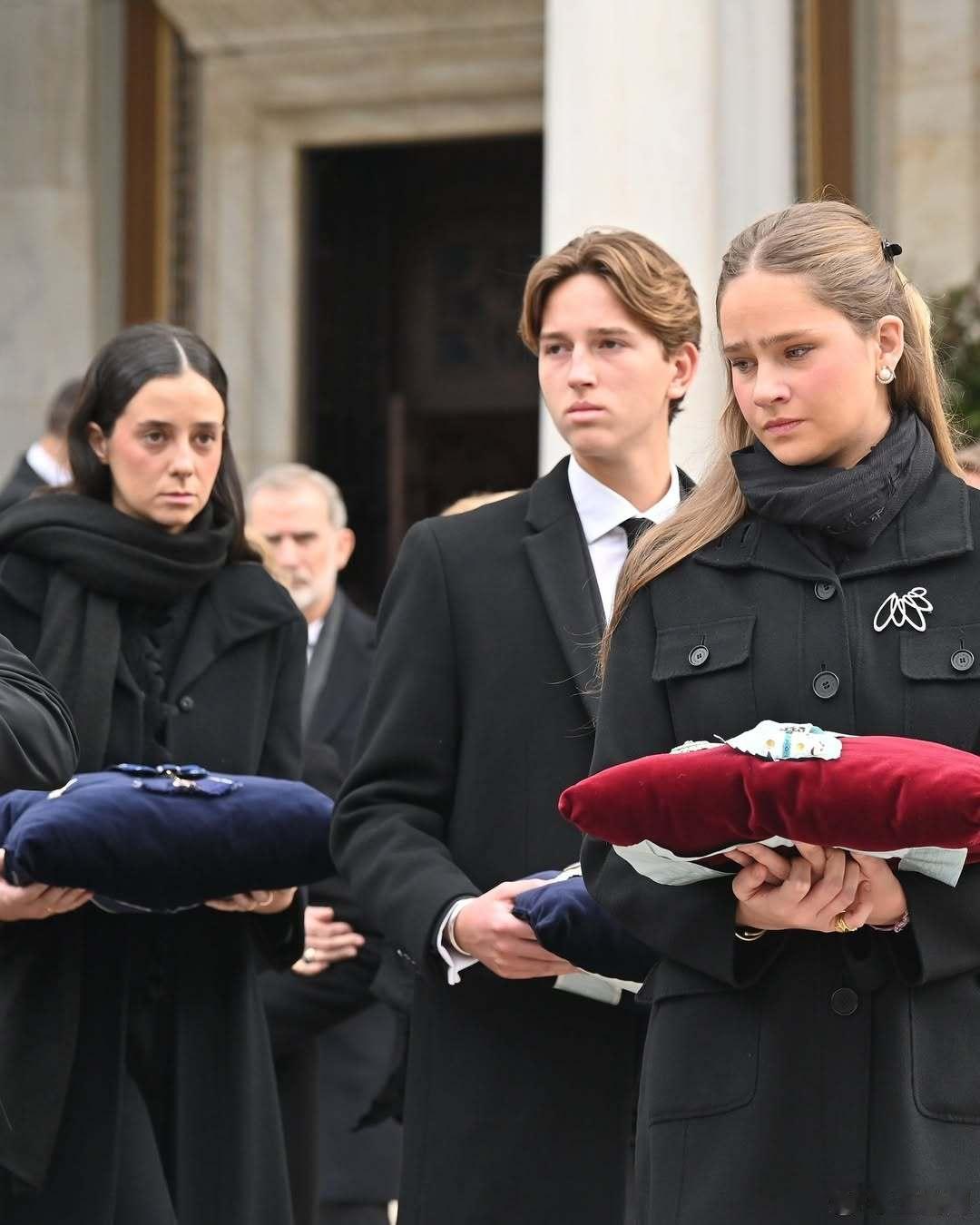 西班牙王室 🇪🇸希腊王室 艾琳公主在雅典大都会教堂的葬礼补图。世界各国王室