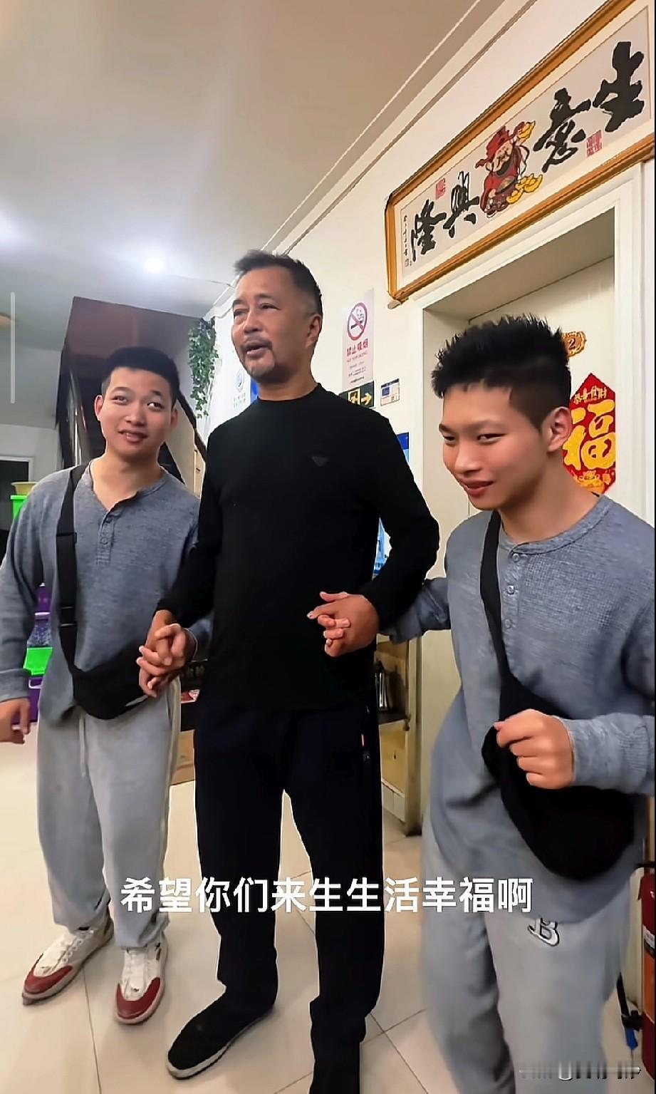 上海流浪大师沈巍一句话又引发争议，“希望你们来生生活幸福”，怎么回事呢？

正当