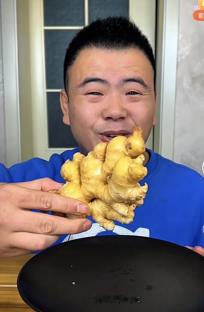 各位看官唉！千万别离开，吃着生姜的我眼泪都要掉下来！

吃播博主琪哥，前段时间不