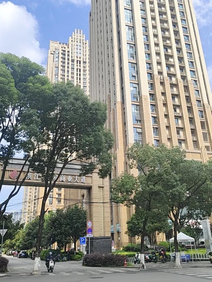 昆明这天气真是让人捉摸不透！前阵子雨淅淅沥沥地下个不停，出门都得时刻带着伞。这几