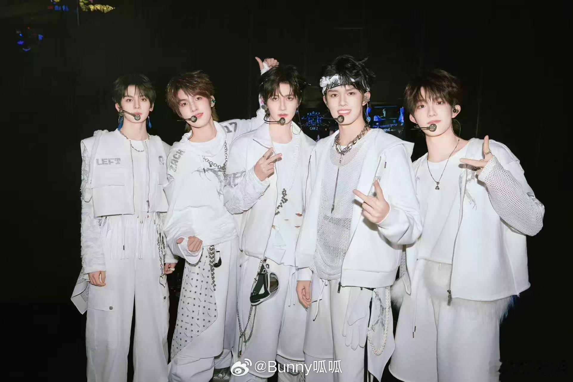 登陆少年粉丝 严格的东亚父母 笑不活了家人们！粉丝看快问快答的细致程度，连东亚家