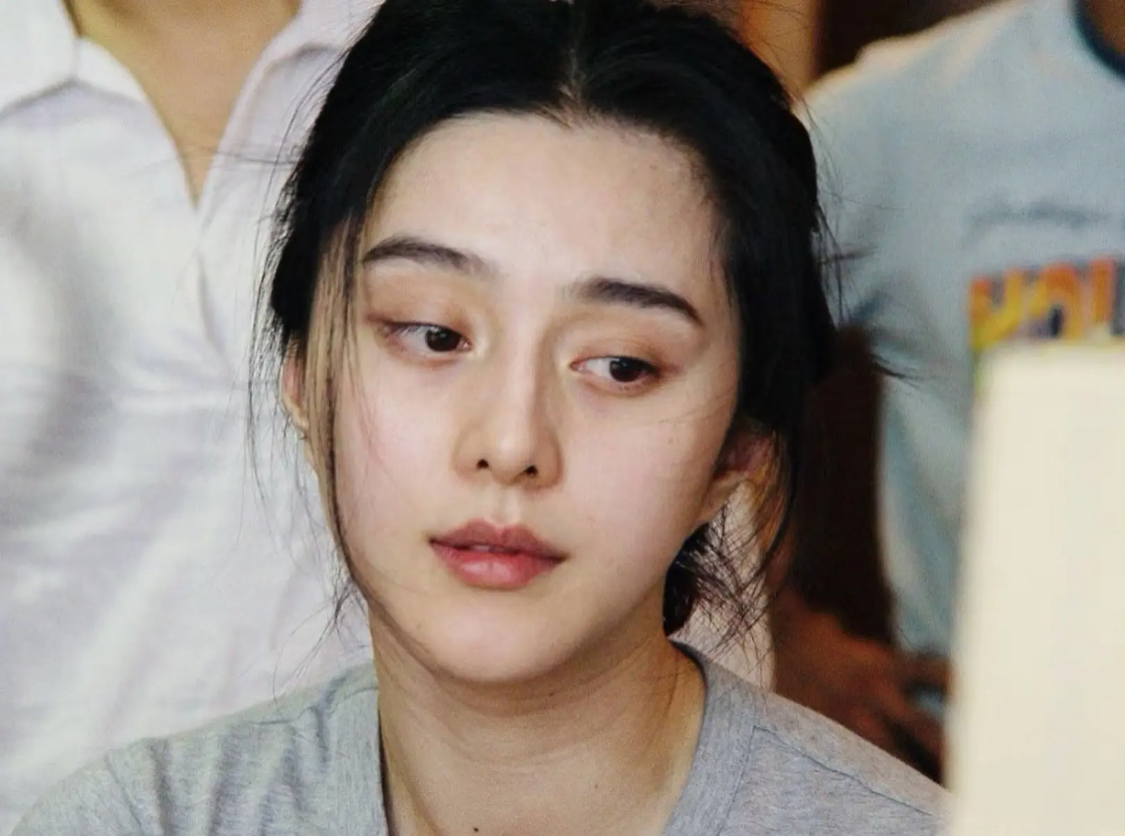 “眉眼鼻梁，笔笔中锋，像王羲之的字。”——画家陈丹青在《荒废集》中所记...