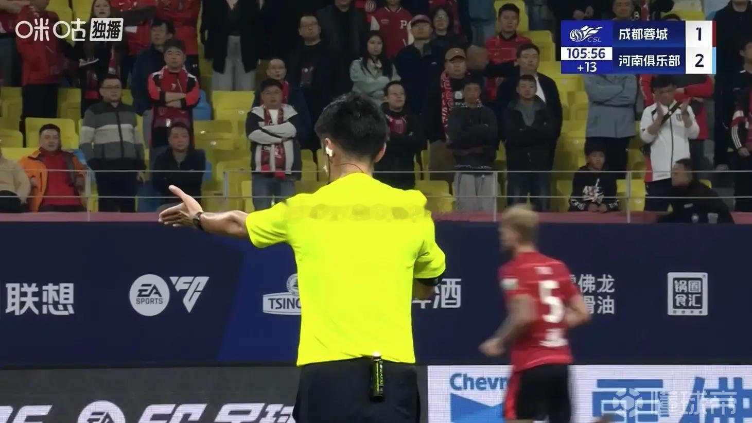 成都蓉城vs河南队成都蓉城无缘争冠 补时16分钟，主裁判艾堃终于吹了终场哨，成都