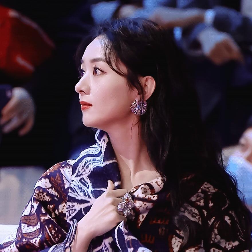反正现在也无聊[允悲]！来猜猜今天星光大赏赵丽颖礼服会是什么颜色的！[打call