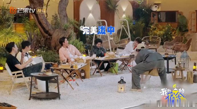 王鹤棣有自己的大雨落下王鹤棣玩游戏也太拼了！别人玩游戏求赢，他直接开启“被泼水模
