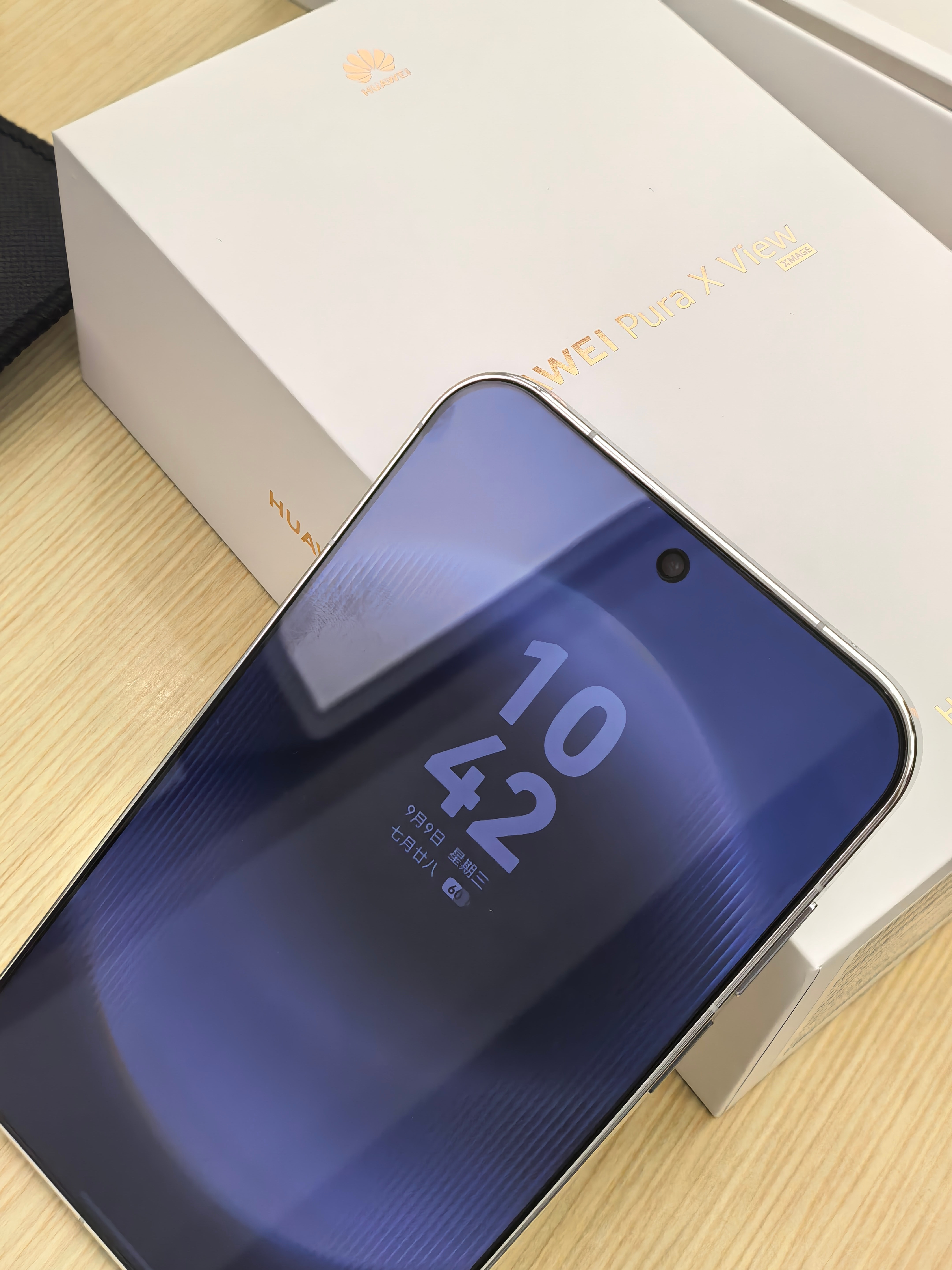 华为阔直板首销销量曝光华为阔直板首日销量破18万阔屏这条赛道，现在应该不能再简单