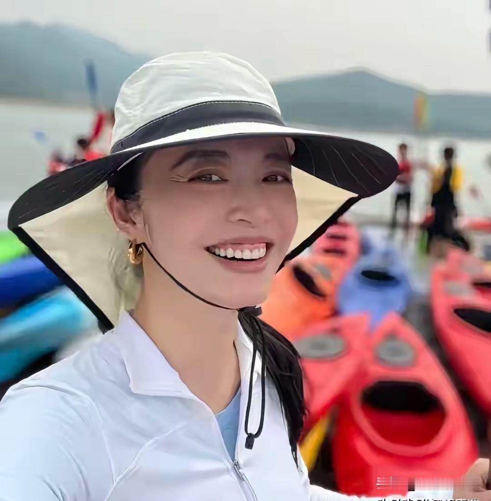 不喜欢她，不是因为她的嘴大，而是因为她嘴太长，抽空还是多读点书吧！