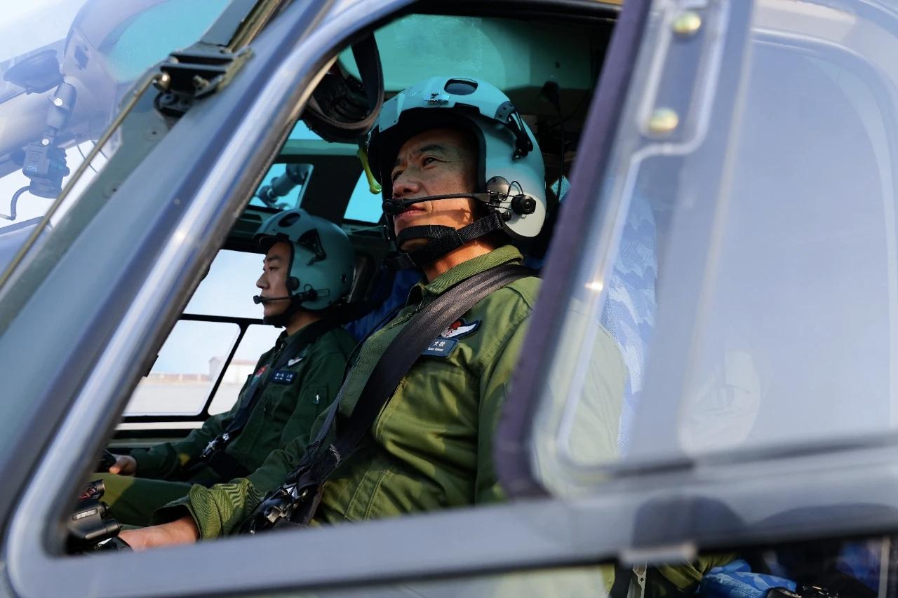 翟洪波是一名陆军飞行员
入伍35年
3次荣立二等功
3次荣立三等功
前不久
他再