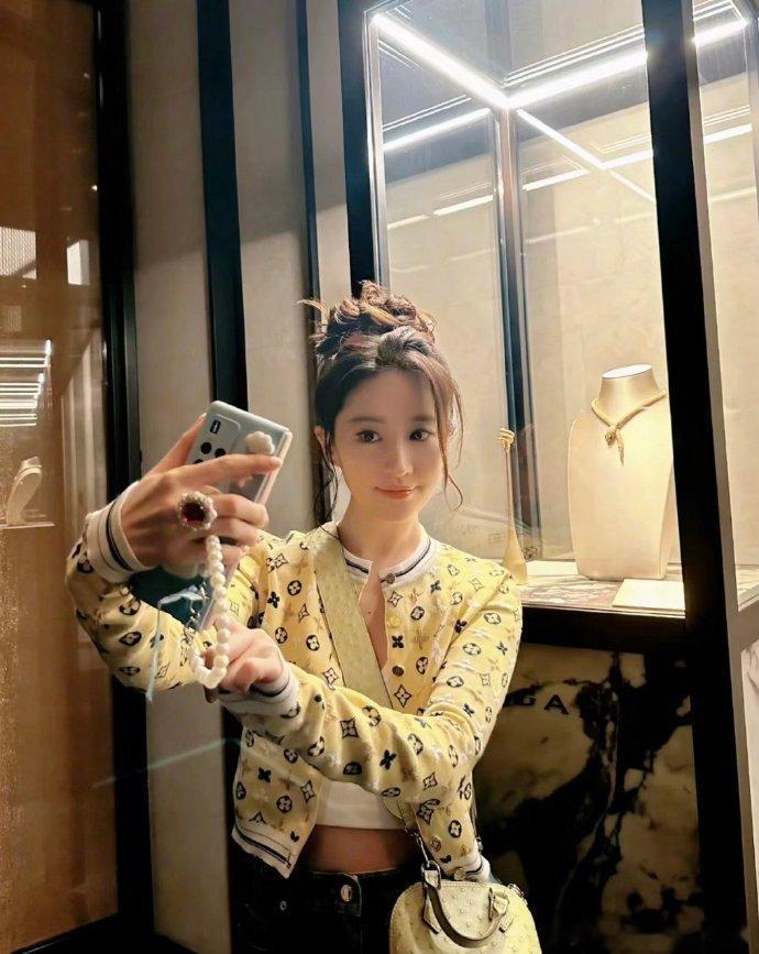 刘亦菲拍照好像很喜欢用华为，没怎么见过她用苹果 