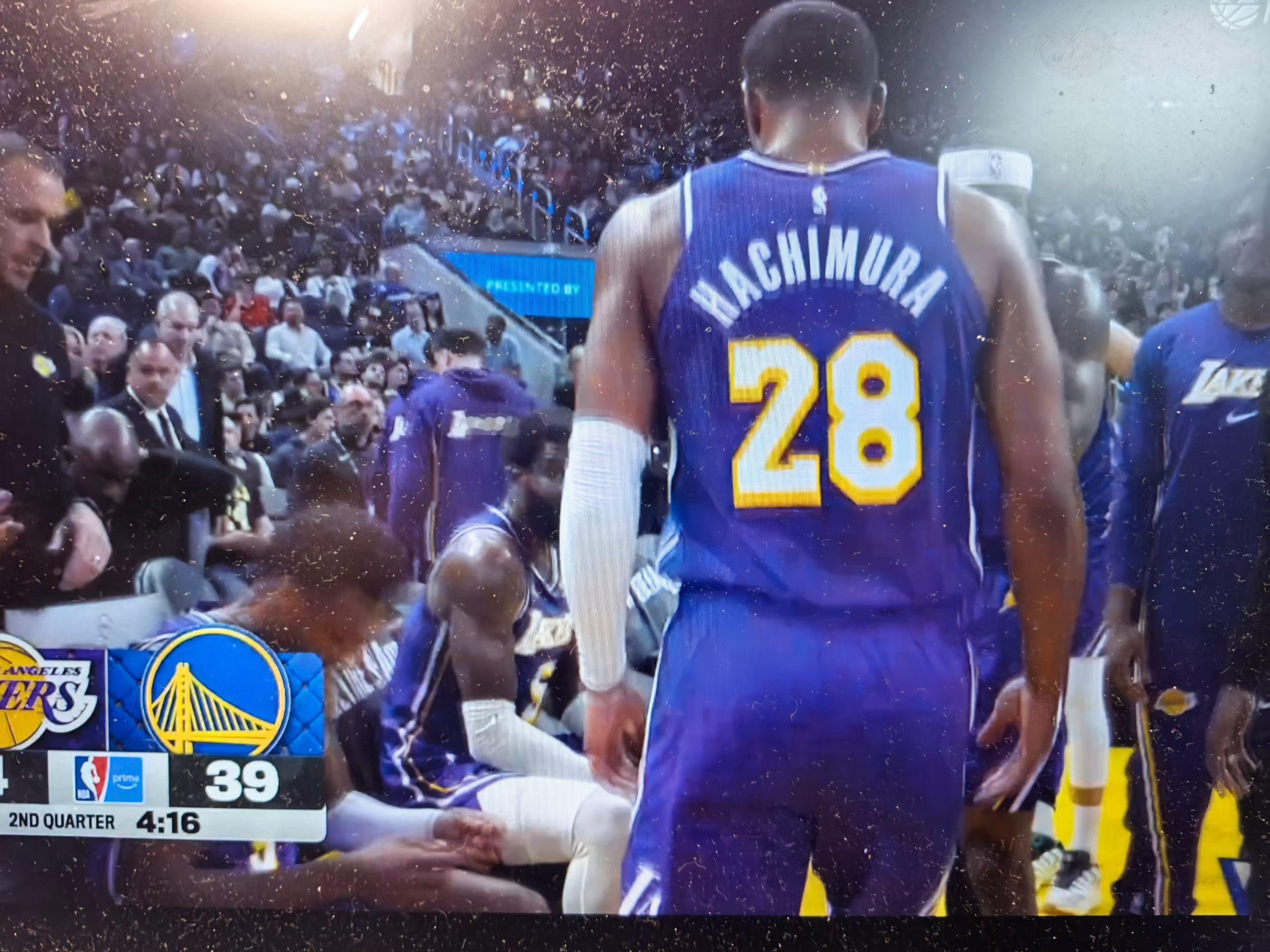 能把莱昂斯给轮休几场吗？要么进攻黄油手，要么三分漏大空位，要么给人当瞄准镜…湖人