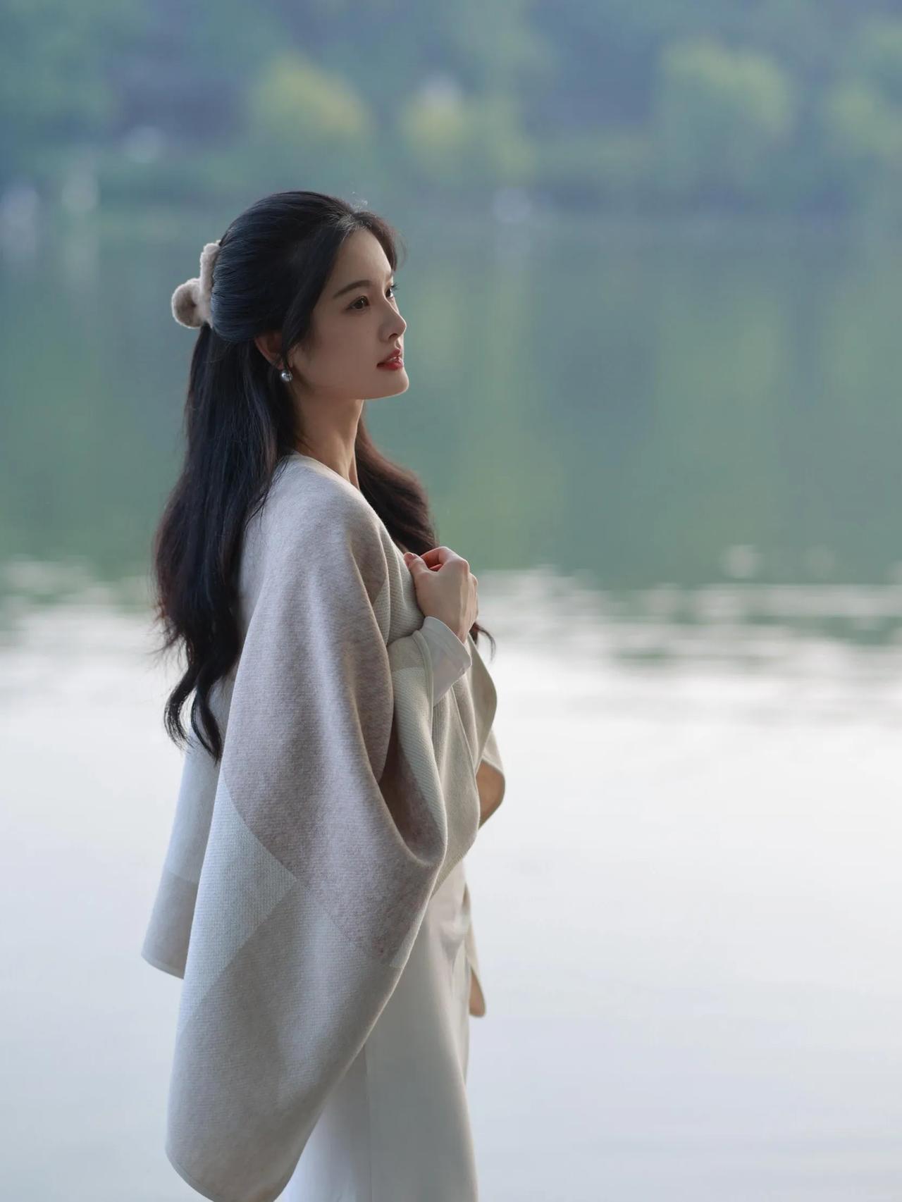 白衣素裙#清影独立#美丽的你#雅致女神曼妙姿# 温柔唯美穿搭