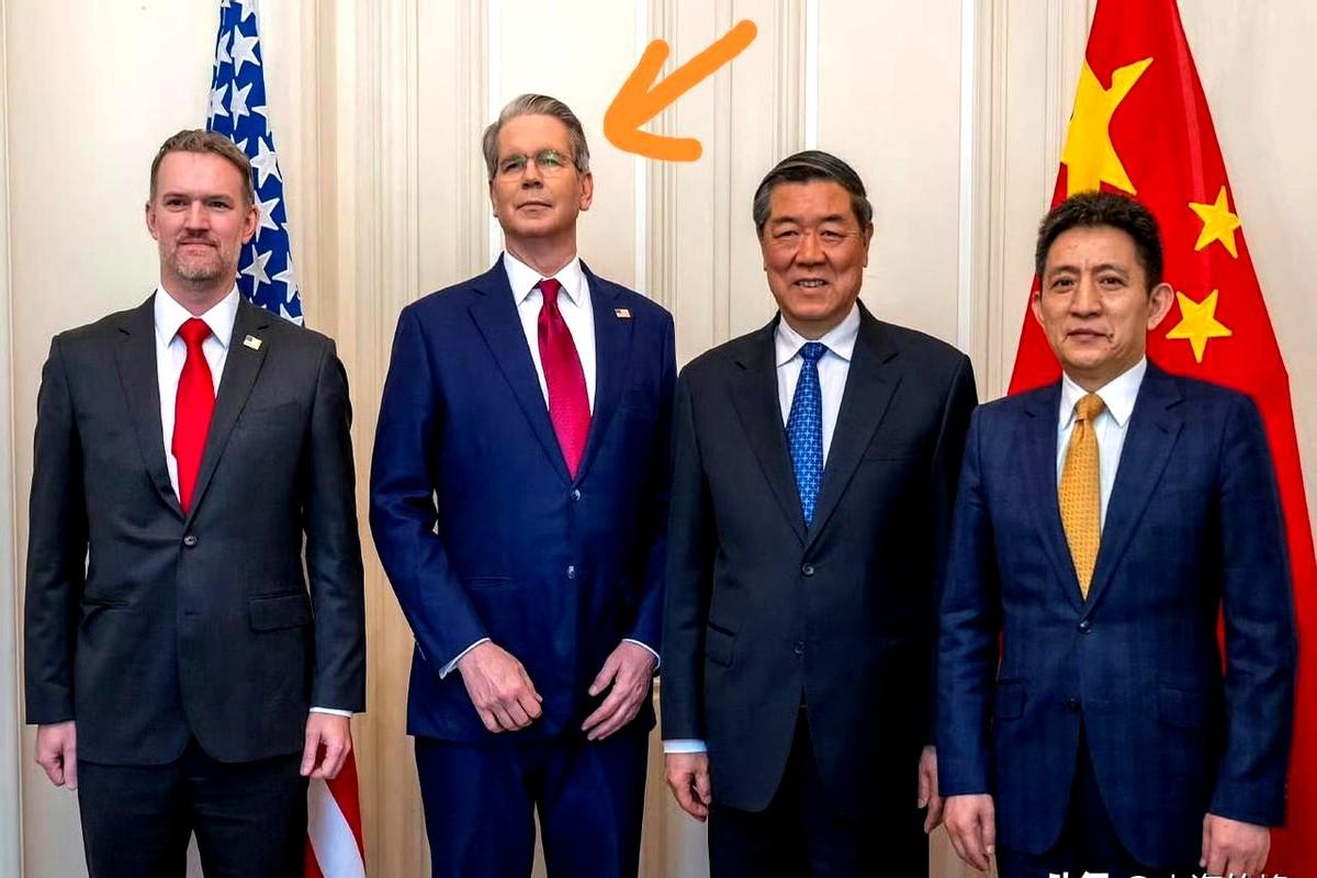 “快门还没响，他先把自己冻成蜡像。”

上周公司团建，后排的小李站得笔直，嘴角4