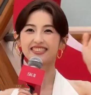 张子枫暴瘦后首次公开活动，在9月1日的一场品牌活动上。
她身穿白色连衣裙，脸颊轮