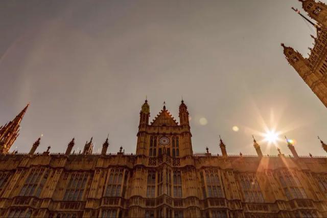 英国议会"火药味"十足！巴登诺赫污蔑中国，斯塔默强势回怼

"你们就像把头埋在沙