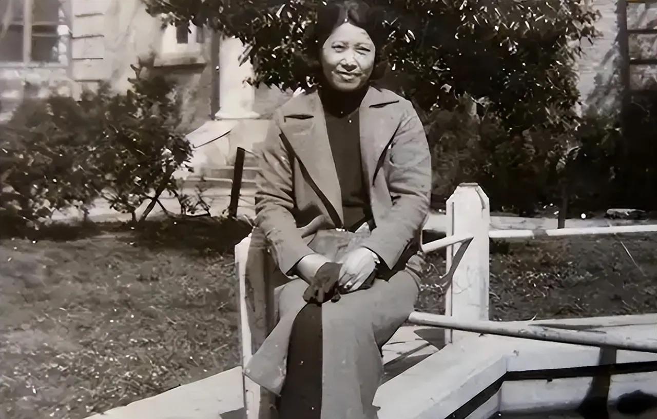 1951年，军统女特务王化琴被押上四川泸州的一处刑场，马上就要被枪决。当战士的枪