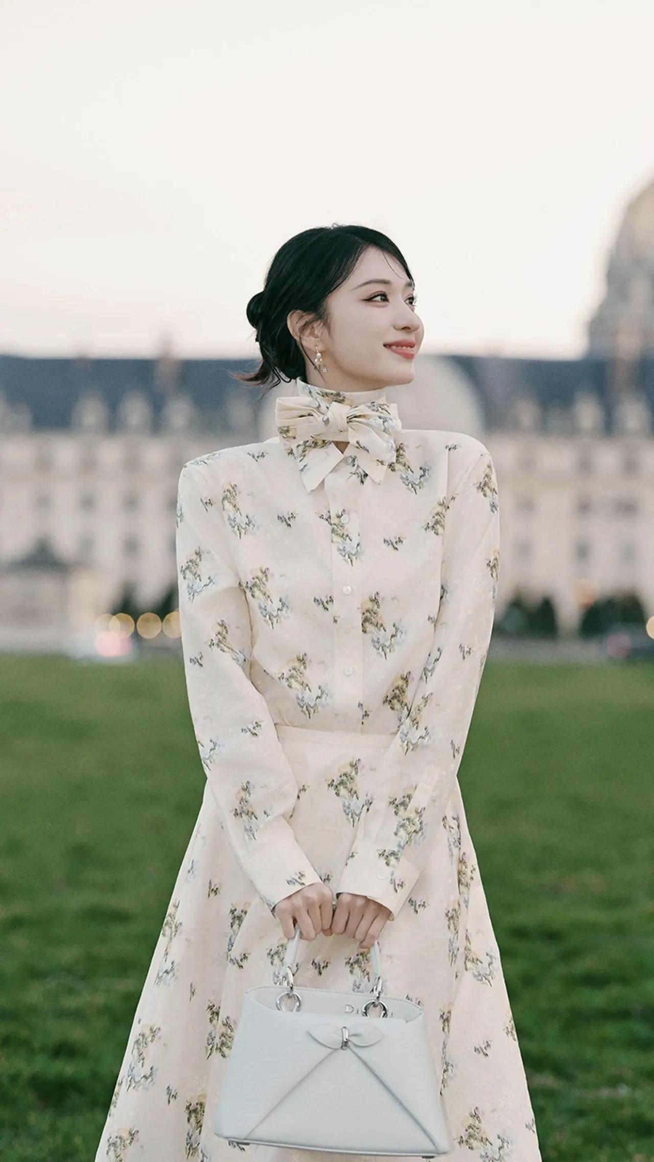 王楚然，春日巴黎，浪漫满格🌷 
米调碎花裙印着温柔诗意，领间蝴蝶结系住法式优雅