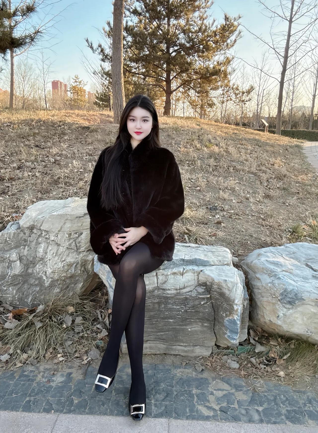 冬日暖阳下，黑皮草与黑丝袜的完美搭配，尽显优雅与时尚。