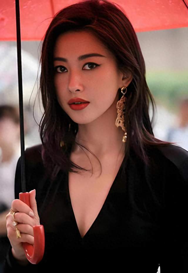 朱珠：把“妩媚”活成一种从容，才是真正的顶级清醒