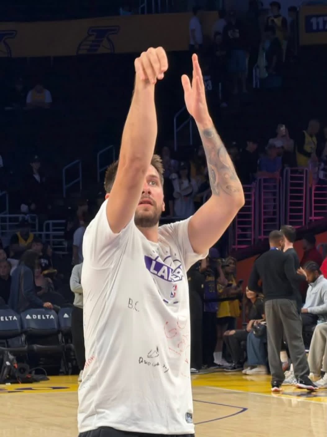 东契奇赛前热身时穿的是他近日访问加州大学洛杉矶分校的孩子们为他签名的短袖！公牛v