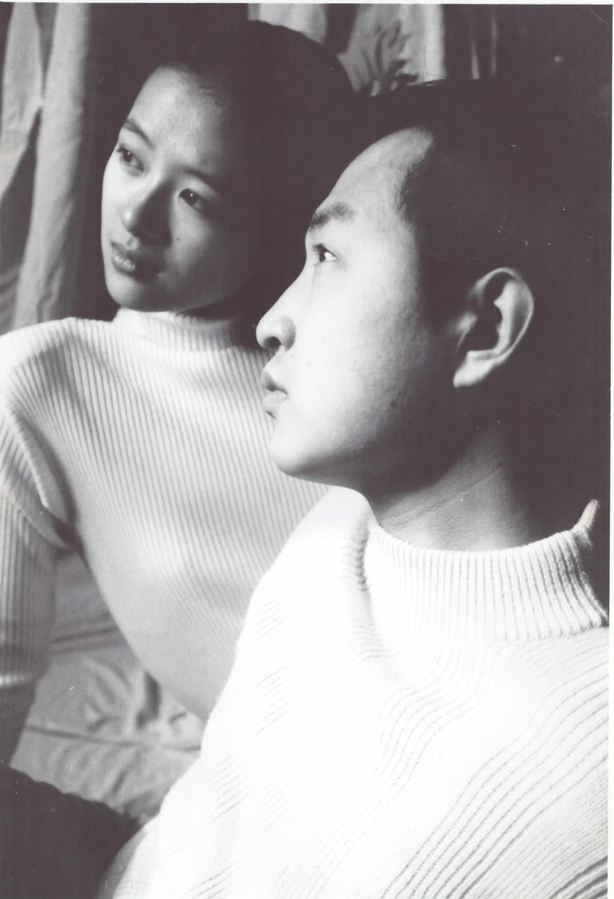 章子怡与高枫之前的一张合照。90 年代，在北京舞蹈学院附中上学时期，章子怡与高枫